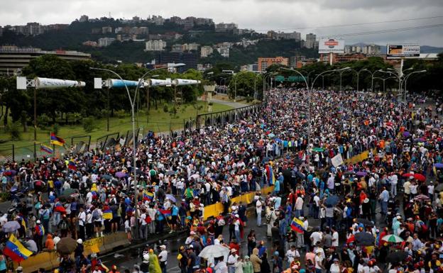 Miles de venezolanos rechazan la violencia militar: «Bajen sus armas»