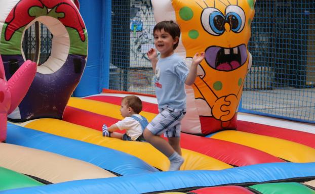 El Bus Fiesta divierte a los más pequeños en Ordoño II