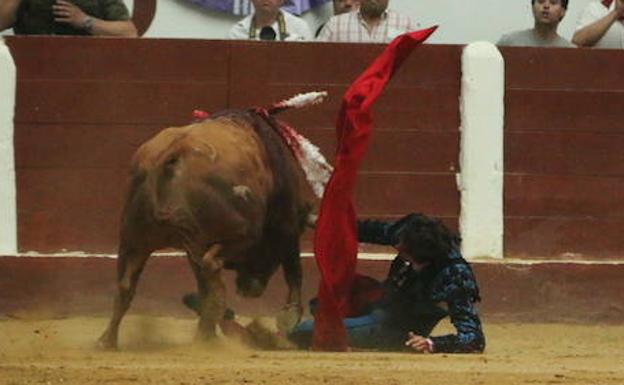 Alberto López-Simón y Cayetano se coronan en la corrida de toros de San Juan y San Pedro, con un polémico Francisco Rivera