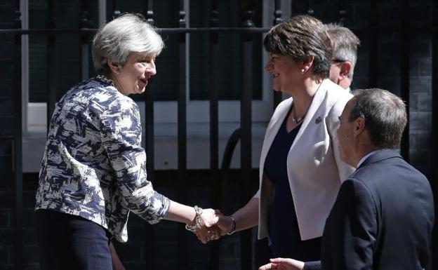 May llega a un acuerdo con los unionistas del DUP para gobernar en minoría