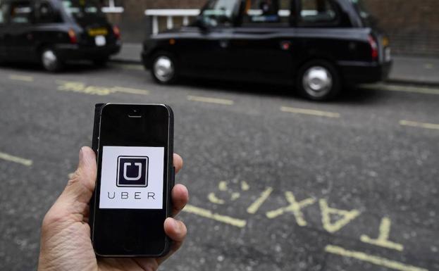 Fomento impedirá a Uber vender licencias hasta dos años después de su obtención