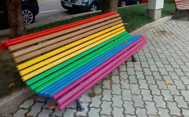 Cacabelos tiñe de arcoiris un banco de la plaza Mayor para conmemorar el Día Internacional del Orgullo LGTB