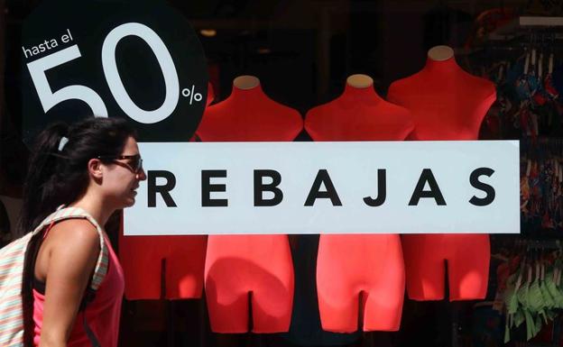 El comercio leonés espera ingresar más de diez millones en rebajas y pide «repensar» estos periodos