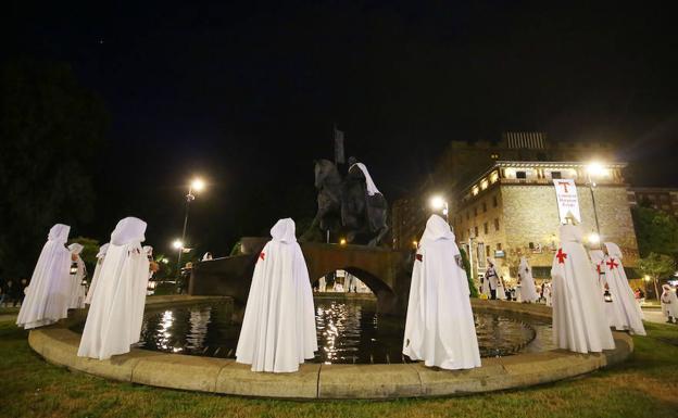 La imposición de la capa y la Quiebra de Luna estrenan las celebraciones de la Noche Templaria de Ponferrada