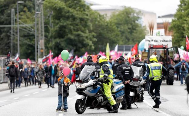 Miles de personas se manifiestan en Hamburgo contra la cumbre del G-20