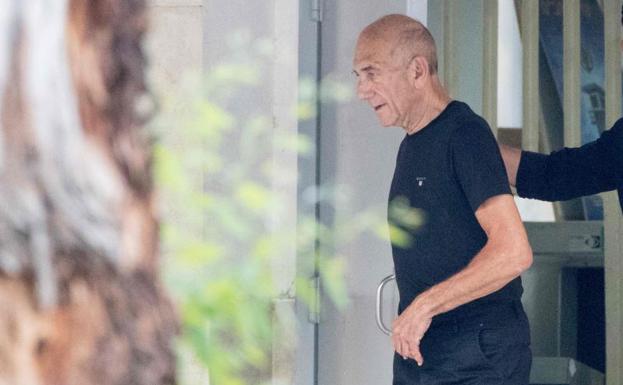 El ex primer ministro israelí Ehud Olmert sale de prisión