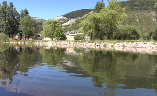 Una piscina con agua de montaña, en Valdelugueros