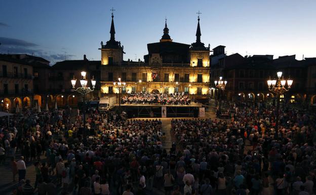 La Plaza Mayor de León acoge este sábado un concierto de la II gira ‘Plazas sinfónicas’ de la Oscyl