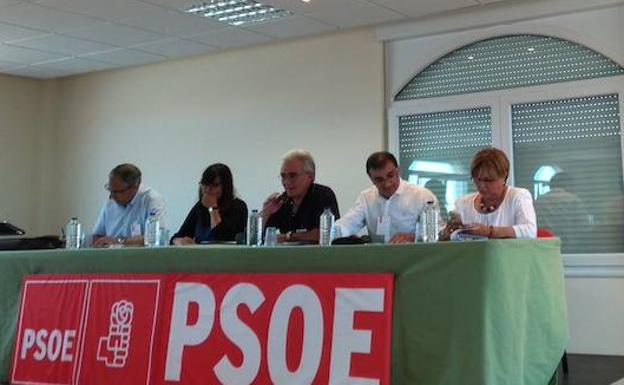 El PSOE de León exhibe sus diferencias internas en el 'congresillo' de Valdefresno