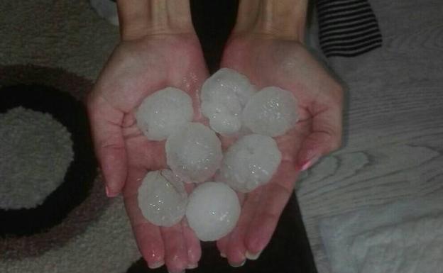 Una granizada sorprende a los vecinos del alfoz de León y causa desperfectos en las viviendas