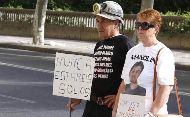 Los familiares de las víctimas del accidente de la Vasco de 2013 muestran su satisfacción por la imputación de la directiva