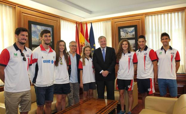 El alcalde recibe a los nadadores leoneses clasificados para el Campeonato de España de Verano