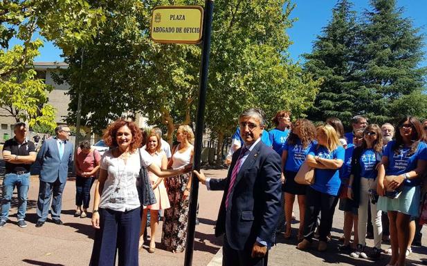 Ponferrada inaugura una plaza dedicada a la figura del abogado del Turno de Oficio