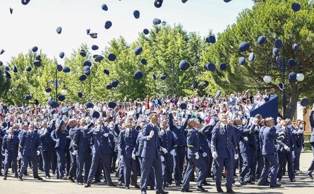 Cospedal preside la entrega de los reales despachos de la Academia Básica del Aire