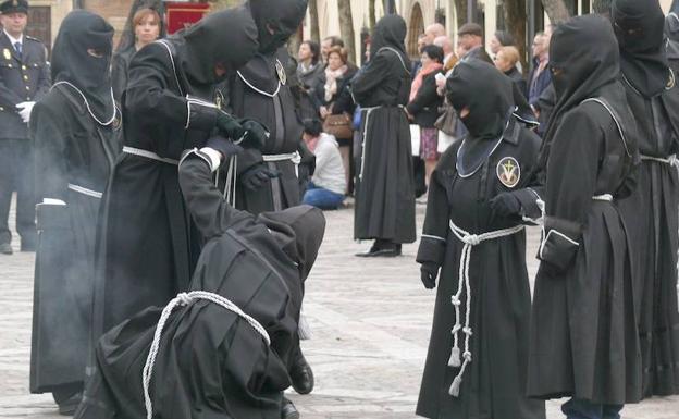 Las cofradías piden que se cumpla la resolución para que las vacaciones escolares coincidan con la Semana Santa