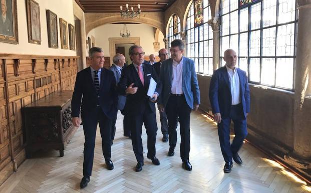 La Diputación estudiará colaborar con la Cámara de Comercio en varios programas