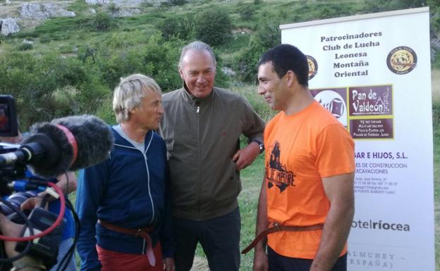 bertín osborne se adentra en la montaña de la mano de jesús calleja