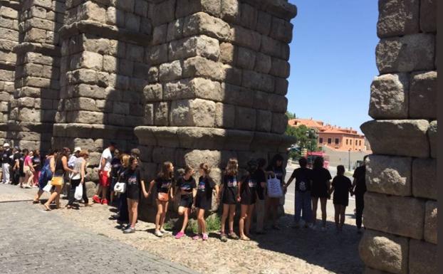 Más de mil personas dan un ‘abrazo’ al Acueducto de Segovia para conmemorar sus 25 años sin tráfico bajo sus arcos