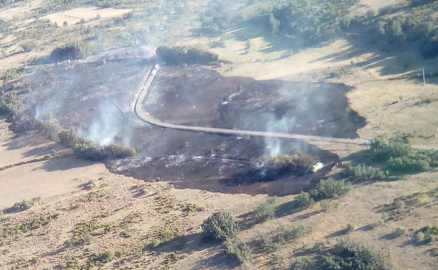 Dos incendios en Riello y Cacabelos calcinan más de 14 hectáreas de matorral