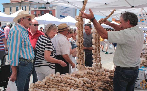 Miles de personas llenan Veguellina para ver lo mejor de la huerta en la Feria del Ajo