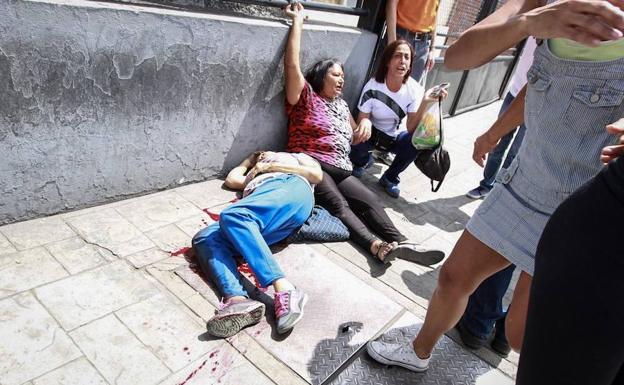 Una víctima mortal en un tiroteo contra votantes empaña el plebiscito contra Maduro