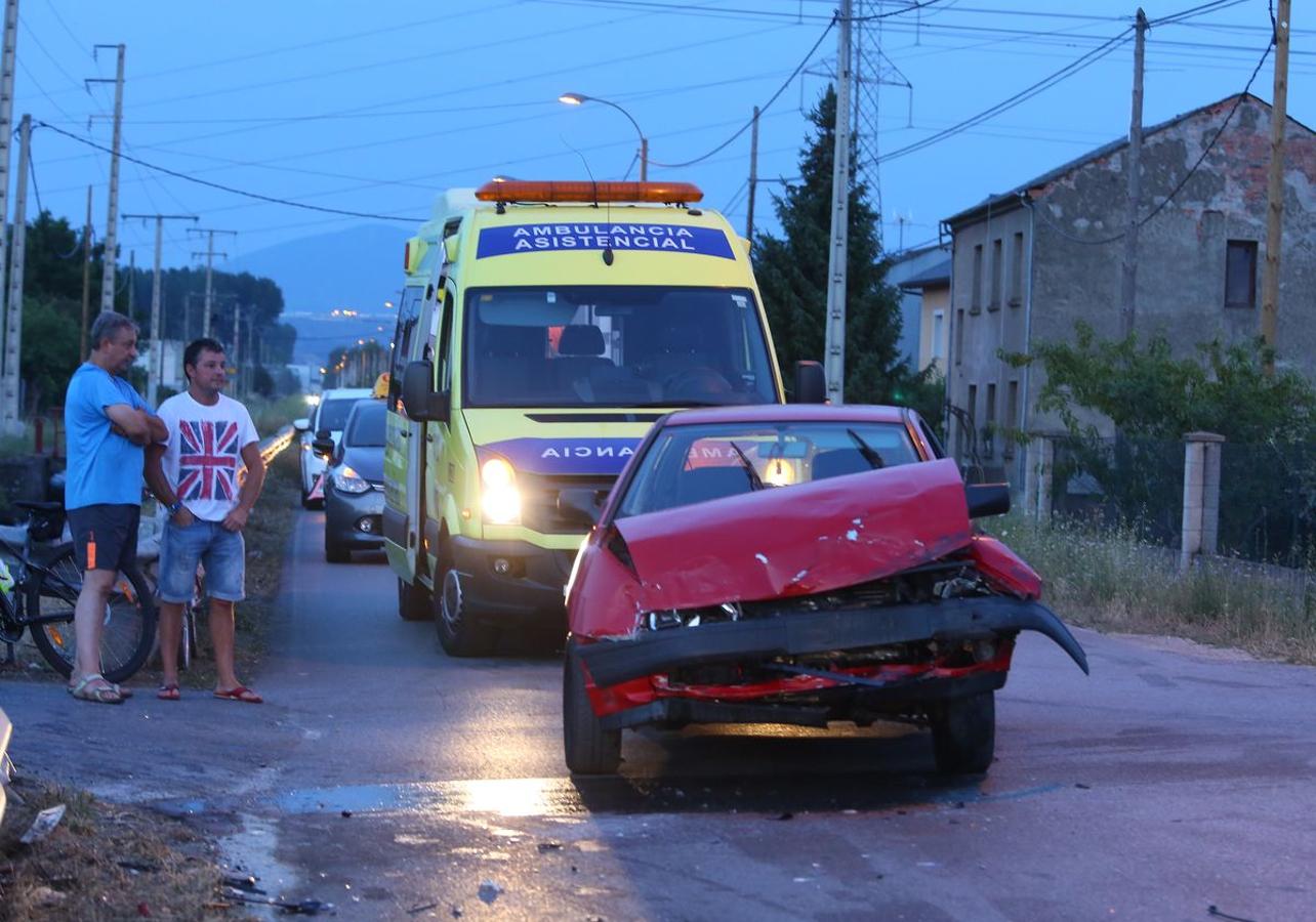 Accidente entre dos turismos en la carretera del Canal en Camponaraya