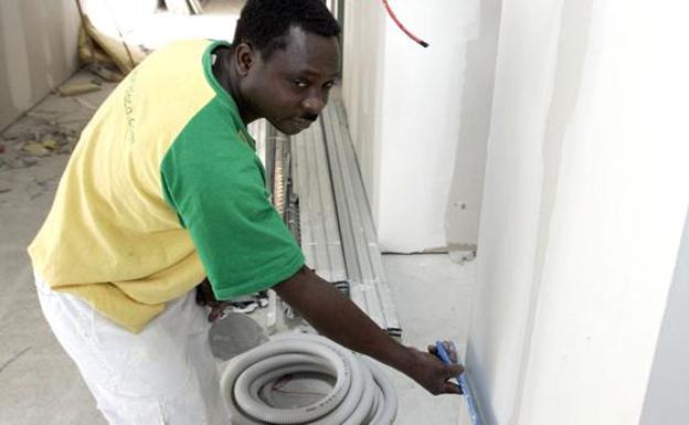 Los afiliados extranjeros crecen un 5,55% en el último año en León, frente a la subida nacional del 7,3%