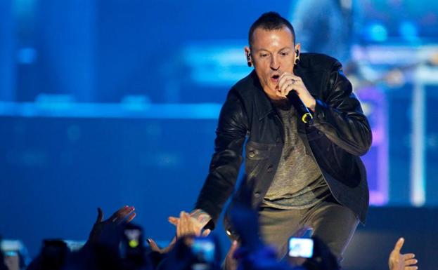 Encuentran ahorcado a Chester Bennington, cantante de Linkin Park