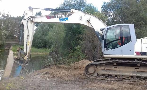 La CHD inicia la demolición de tres azudes sin uso en el río Bernesga a su paso por León