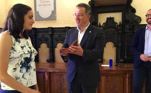 Astorga entrega a Ángela Salvadores la medalla de oro de la ciudad