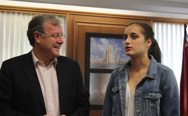 El alcade de León recibe a Ángela Salvadores, oro Sub-20 en baloncesto