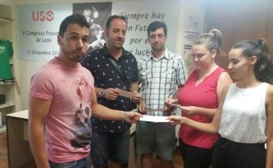 La unión sindical obrera entrega a sus afiliados de Labotec un cheque de la caja de resistencia y solidaridad