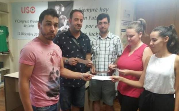 La unión sindical obrera entrega a sus afiliados de Labotec un cheque de la caja de resistencia y solidaridad