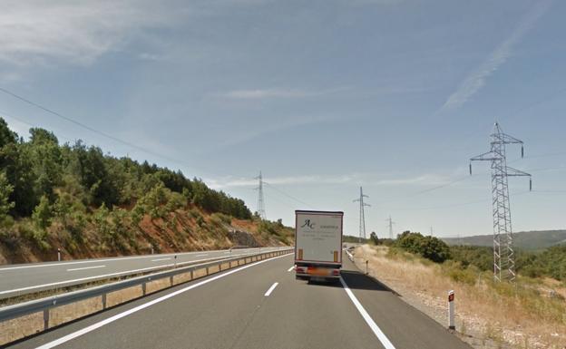 Una mujer herida al volcar su vehículo en la Ap-66 a la altura de Rioseco de Tapia