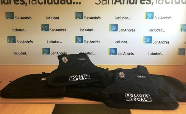 San Andrés dota a la Policía Local de chalecos antibalas para proporcionar mayor seguridad en sus intervenciones