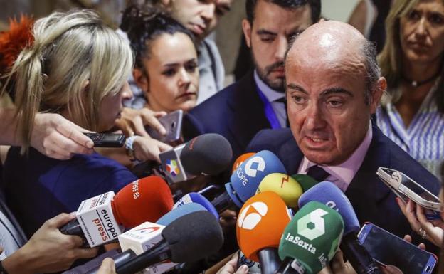 De Guindos descarta una «escabechina» de plantilla por la fusión de Bankia y BMN