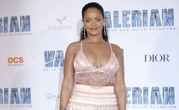 Rihanna lleva la tendencia de las plumas hasta el extremo