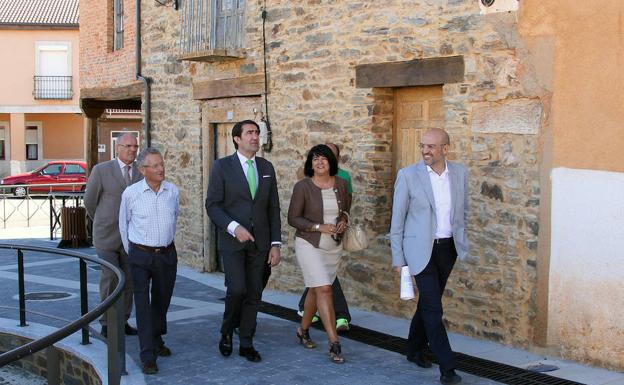 Fomento urbaniza la plaza de Destriana de la Valduerna dentro de «la lucha contra la despoblación» de los pueblos