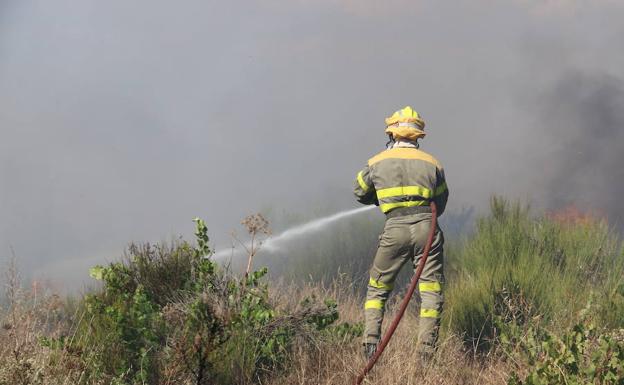 El fuego del polígono de Trobajo arrasó 25 hectáreas de matorral y registró cuatro focos