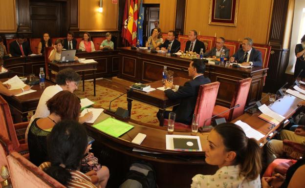 El pleno echa abajo la urgencia de la moción para anular las obras en Ordoño II y el PP exige el pago de la deuda a la concesionaria del párking