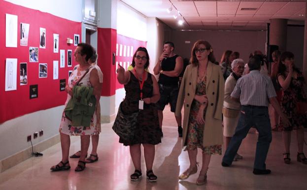 Una exposición de figurinismo muestra en Veguellina los mejores diseños de las directoras de arte Marta Fenollar y Aránzazu Gaspar