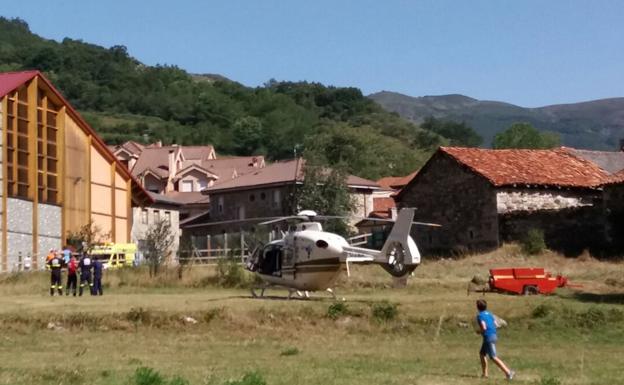Una excursionista es evacuada en helicóptero herida por el desprendimiento de una roca