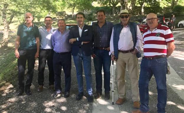 Suárez-Quiñones visita el aparcamiento de Cordiñanes y la ruta de los Hórreos