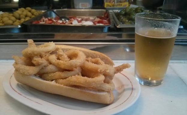 Los calamares y la cerveza, el aperitivo favorito de los españoles en verano