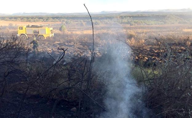 Varios medios de la Junta actúan en un incendio activo en Quintana y Congosto