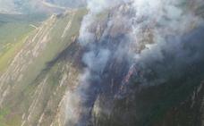 Un incendio en Mosteiros mantiene en alerta a la provincia de León