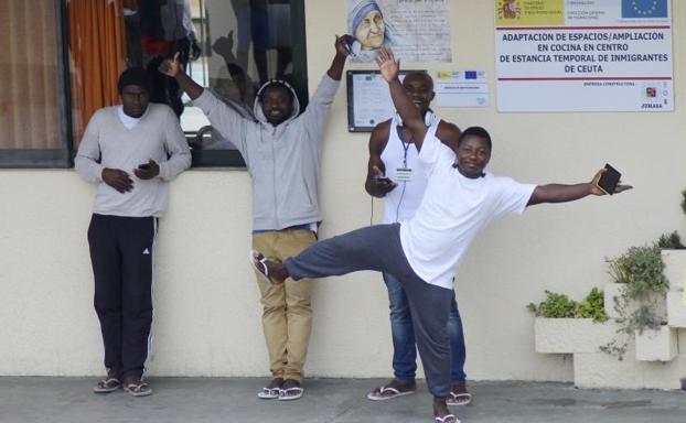 Unos doscientos inmigrantes cruzan a la carrera la frontera con Ceuta