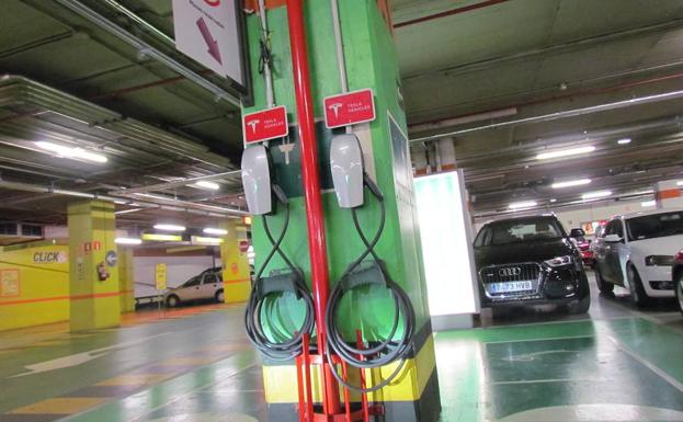 El Corte Inglés acoge los dos primeros puntos de carga para vehículos Tesla de la ciudad