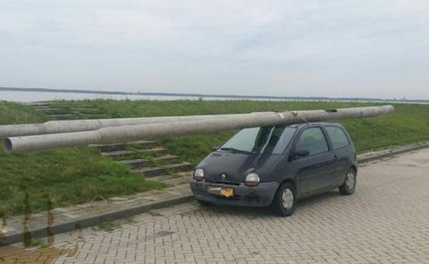 Un borracho roba dos farolas y se las lleva en su Twingo