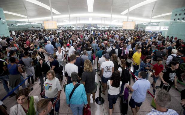 Unos 40 trabajadores de El Prat se dan de baja médica antes de la asamblea